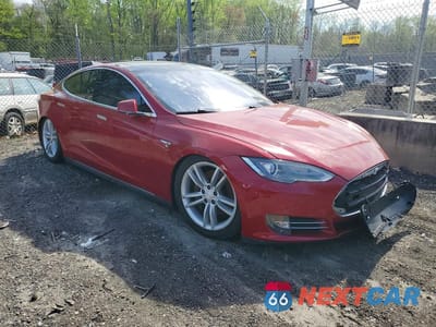 Czwarte zdjęcie samochodu z boku: 2015 TESLA MODEL S 85 VIN:5YJSA4H13FF082004 - miniatura