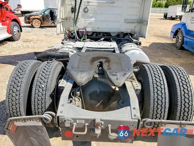 Zdjęcie 6 z 10 samochodu: 2023 VOLVO VNR SEMI TRUCK VIN:4V4W39EG3PN332270 - miniatura