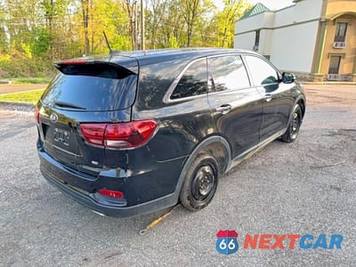 Czwarte zdjęcie samochodu z boku: 2019 KIA SORENTO L VIN:5XYPG4A30KG584522 - miniatura