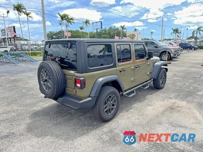 Czwarte zdjęcie samochodu z boku: 2025 JEEP WRANGLER SPORT VIN:1C4PJXDN2SW521926 - miniatura