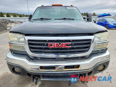 Piąte zdjęcie samochodu w środku: 2004 GMC SIERRA K2500 HEAVY DUTY VIN:1GTHK29244E363049 - miniatura