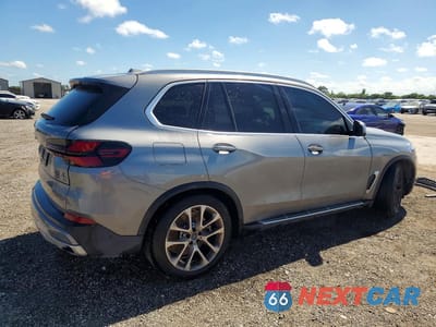 Trzecie zdjęcie samochodu z tyłu: 2025 BMW X5 XDRIVE50E VIN:5UX43EU04S9Y94498 - miniatura