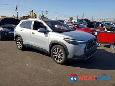 Czwarte zdjęcie samochodu z boku: 2023 TOYOTA COROLLA CROSS XLE VIN:7MUDAABG0PV043989 - miniatura