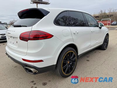 Czwarte zdjęcie samochodu z boku: 2018 PORSCHE CAYENNE VIN:WP1AA2A21JKA02261 - miniatura