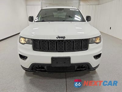 Piąte zdjęcie samochodu w środku: 2019 JEEP GRAND CHEROKEE LAREDO VIN:1C4RJEAG4KC852124 - miniatura