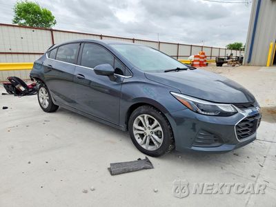 Czwarte zdjęcie samochodu z boku: 2019 CHEVROLET CRUZE LT VIN:3G1BE6SM7KS541628 - miniatura