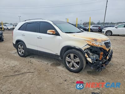 Czwarte zdjęcie samochodu z boku: 2013 KIA SORENTO EX VIN:5XYKUDA26DG411052 - miniatura