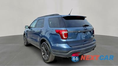 Trzecie zdjęcie samochodu z tyłu: 2018 FORD EXPLORER XLT VIN:1FM5K8D86JGB62301 - miniatura