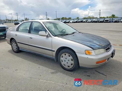 Czwarte zdjęcie samochodu z boku: 1997 HONDA ACCORD LX VIN:JHMCD563XVC009986 - miniatura