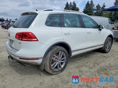 Trzecie zdjęcie samochodu z tyłu: 2016 VOLKSWAGEN TOUAREG LUXURY 3.6L VIN:WVGEF9BP9GD010835 - miniatura