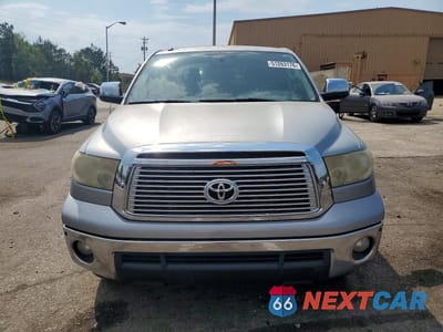 Piąte zdjęcie samochodu w środku: 2011 TOYOTA TUNDRA CREWMAX LIMITED VIN:5TFFY5F10BX103056 - miniatura