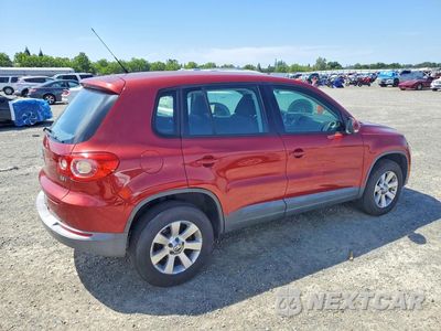Trzecie zdjęcie samochodu z tyłu: 2010 VOLKSWAGEN TIGUAN S VIN:WVGAV7AX4AW000474 - miniatura