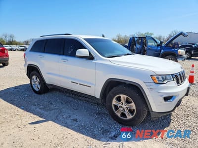 Czwarte zdjęcie samochodu z boku: 2017 JEEP GRAND CHEROKEE LAREDO VIN:1C4RJFAGXHC662004 - miniatura
