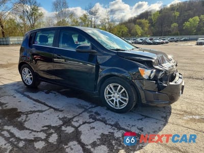 Czwarte zdjęcie samochodu z boku: 2015 CHEVROLET SONIC LT VIN:1G1JD6SB1F4139283 - miniatura