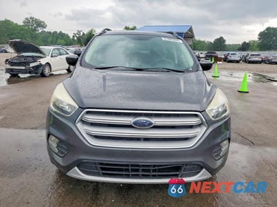 Piąte zdjęcie samochodu w środku: 2018 FORD ESCAPE SE VIN:1FMCU9GDXJUB40948 - miniatura