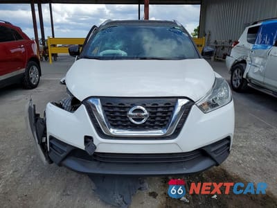 Piąte zdjęcie samochodu w środku: 2019 NISSAN KICKS SV VIN:3N1CP5CU8KL565450 - miniatura