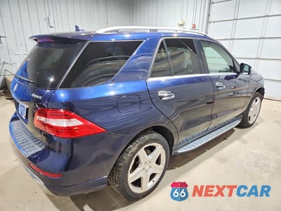 Trzecie zdjęcie samochodu z tyłu: 2015 MERCEDES-BENZ ML 400 4MATIC VIN:4JGDA5GB6FA542625 - miniatura