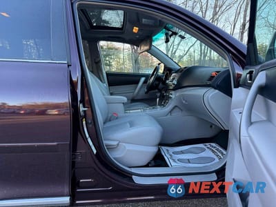 Piąte zdjęcie samochodu w środku: 2011 TOYOTA HIGHLANDER SE VIN:5TDBK3EHXBS045451 - miniatura