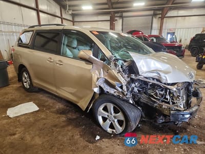 Czwarte zdjęcie samochodu z boku: 2013 TOYOTA SIENNA LE 8-PASSENGER VIN:5TDKK3DC2DS335501 - miniatura