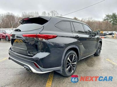 Trzecie zdjęcie samochodu z tyłu: 2021 TOYOTA HIGHLANDER XSE VIN:5TDLZRBH7MS120536 - miniatura