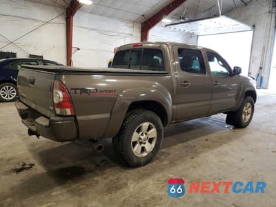 Trzecie zdjęcie samochodu z tyłu: 2015 TOYOTA TACOMA V6 VIN:3TMLU4EN2FM195442 - miniatura