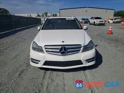 Piąte zdjęcie samochodu w środku: 2013 MERCEDES-BENZ C 250 VIN:WDDGF4HB2DR272437 - miniatura