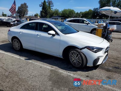 Czwarte zdjęcie samochodu z boku: 2025 MERCEDES-BENZ CLA 250 VIN:W1K5J4GB5SN553840 - miniatura