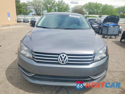 Piąte zdjęcie samochodu w środku: 2015 VOLKSWAGEN PASSAT S VIN:1VWAT7A32FC029789 - miniatura