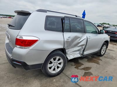 Trzecie zdjęcie samochodu z tyłu: 2013 TOYOTA HIGHLANDER PLUS VIN:5TDZA3EHXDS032008 - miniatura