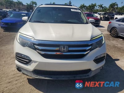 Piąte zdjęcie samochodu w środku: 2017 HONDA PILOT ELITE VIN:5FNYF6H04HB031645 - miniatura