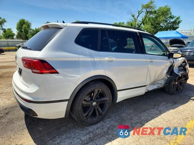 Trzecie zdjęcie samochodu z tyłu: 2023 VOLKSWAGEN TIGUAN SE R-LINE BLACK VIN:3VVCB7AX3PM138023 - miniatura