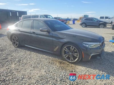 Czwarte zdjęcie samochodu z boku: 2020 BMW M550XI VIN:WBAJS7C0XLBN96596 - miniatura