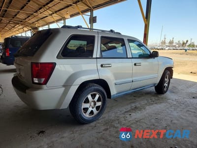 Trzecie zdjęcie samochodu z tyłu: 2010 JEEP GRAND CHEROKEE LAREDO VIN:1J4PR4GK3AC130688 - miniatura