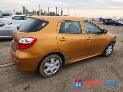 Trzecie zdjęcie samochodu z tyłu: 2009 TOYOTA MATRIX BASE VIN:2T1KU40E29C008216 - miniatura