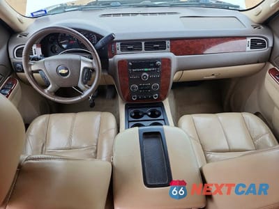 Zdjęcie 8 z 13 samochodu: 2011 CHEVROLET SUBURBAN C1500 LT VIN:1GNSCJE02BR283540 - miniatura