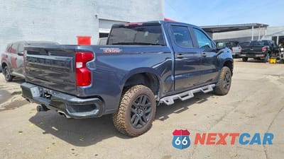 Czwarte zdjęcie samochodu z boku: 2021 CHEVROLET SILVERADO K1500 TRAIL BOSS CUSTOM VIN:1GCPYCEF4MZ289181 - miniatura