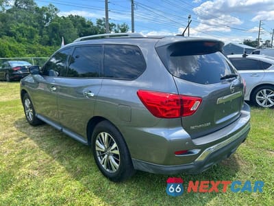 Trzecie zdjęcie samochodu z tyłu: 2018 NISSAN PATHFINDER SV VIN:5N1DR2MN9JC645704 - miniatura