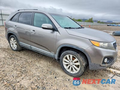 Czwarte zdjęcie samochodu z boku: 2011 KIA SORENTO LX VIN:5XYKTDA28BG151785 - miniatura