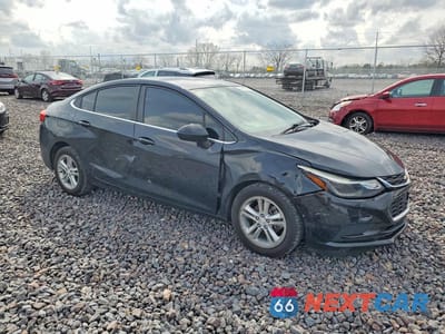 Czwarte zdjęcie samochodu z boku: 2018 CHEVROLET CRUZE LT VIN:1G1BE5SM5J7143471 - miniatura