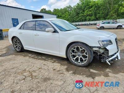 Czwarte zdjęcie samochodu z boku: 2018 CHRYSLER 300 S VIN:2C3CCABG3JH240035 - miniatura