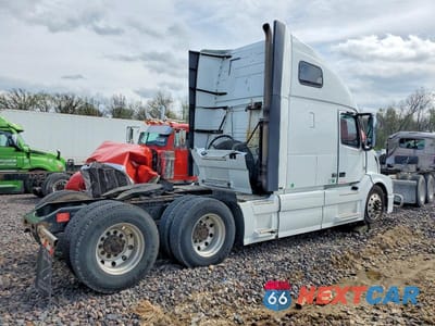Czwarte zdjęcie samochodu z boku: 2017 VOLVO VNL SEMI TRUCK VIN:4V4NC9EH0HN992272 - miniatura