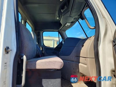 Zdjęcie 6 z 10 samochodu: 2018 FREIGHTLINER CASCADIA 113 SEMI TRUCK VIN:3AKBGADV7JDJU2444 - miniatura