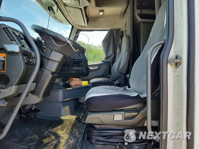 Piąte zdjęcie samochodu w środku: 2019 VOLVO VNL SEMI TRUCK VIN:4V4NC9EH6KN905112 - miniatura