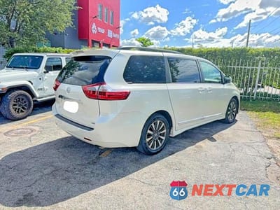 Czwarte zdjęcie samochodu z boku: 2020 TOYOTA SIENNA LIMITED PREMIUM 7-PASSENGER VIN:5TDYZ3DC5LS025251 - miniatura
