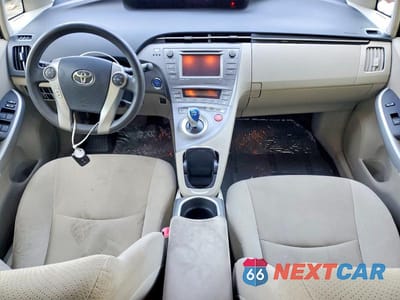 Zdjęcie 8 z 12 samochodu: 2012 TOYOTA PRIUS THREE VIN:JTDKN3DUXC5438895 - miniatura