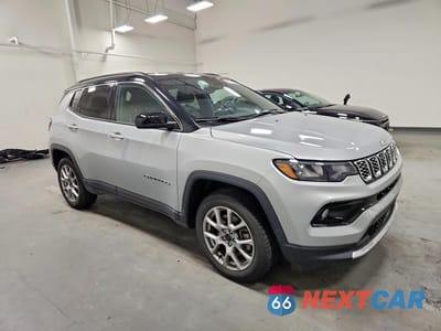 Czwarte zdjęcie samochodu z boku: 2025 JEEP COMPASS LIMITED VIN:3C4NJDCN9ST513271 - miniatura