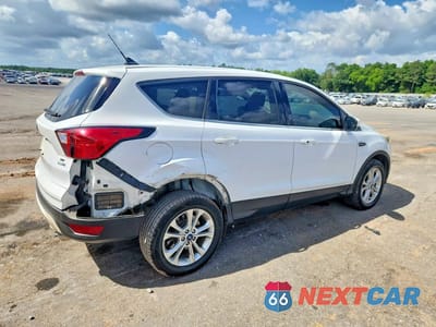 Trzecie zdjęcie samochodu z tyłu: 2019 FORD ESCAPE SE VIN:1FMCU9G91KUB66609 - miniatura