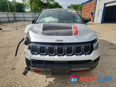 Piąte zdjęcie samochodu w środku: 2025 JEEP COMPASS TRAILHAWK VIN:3C4NJDDN5ST543589 - miniatura
