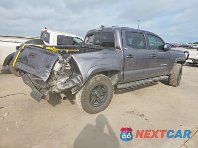 Trzecie zdjęcie samochodu z tyłu: 2017 TOYOTA TACOMA SR5 V6 VIN:5TFAZ5CNXHX053211 - miniatura