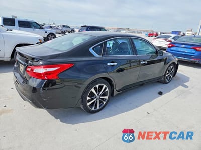 Trzecie zdjęcie samochodu z tyłu: 2016 NISSAN ALTIMA 2.5 SR VIN:1N4AL3AP6GN383003 - miniatura